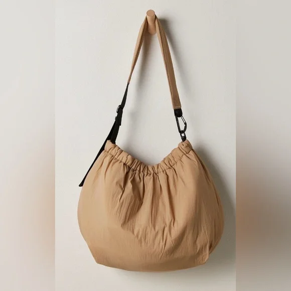 NWT FREE PEOPLE MOVEMENT REST DAY CARRYALL BAG SANDY - Picture 4 of 6